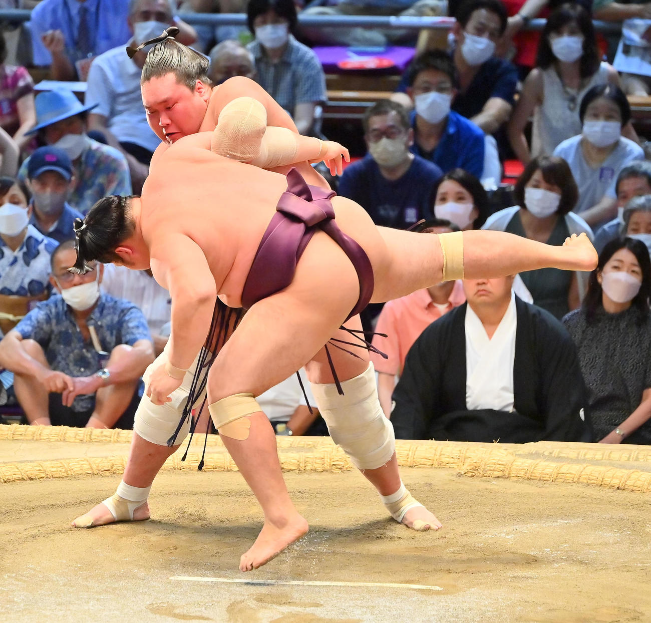 遠藤（手前）のバランスを崩す照ノ富士（撮影・和賀正仁）