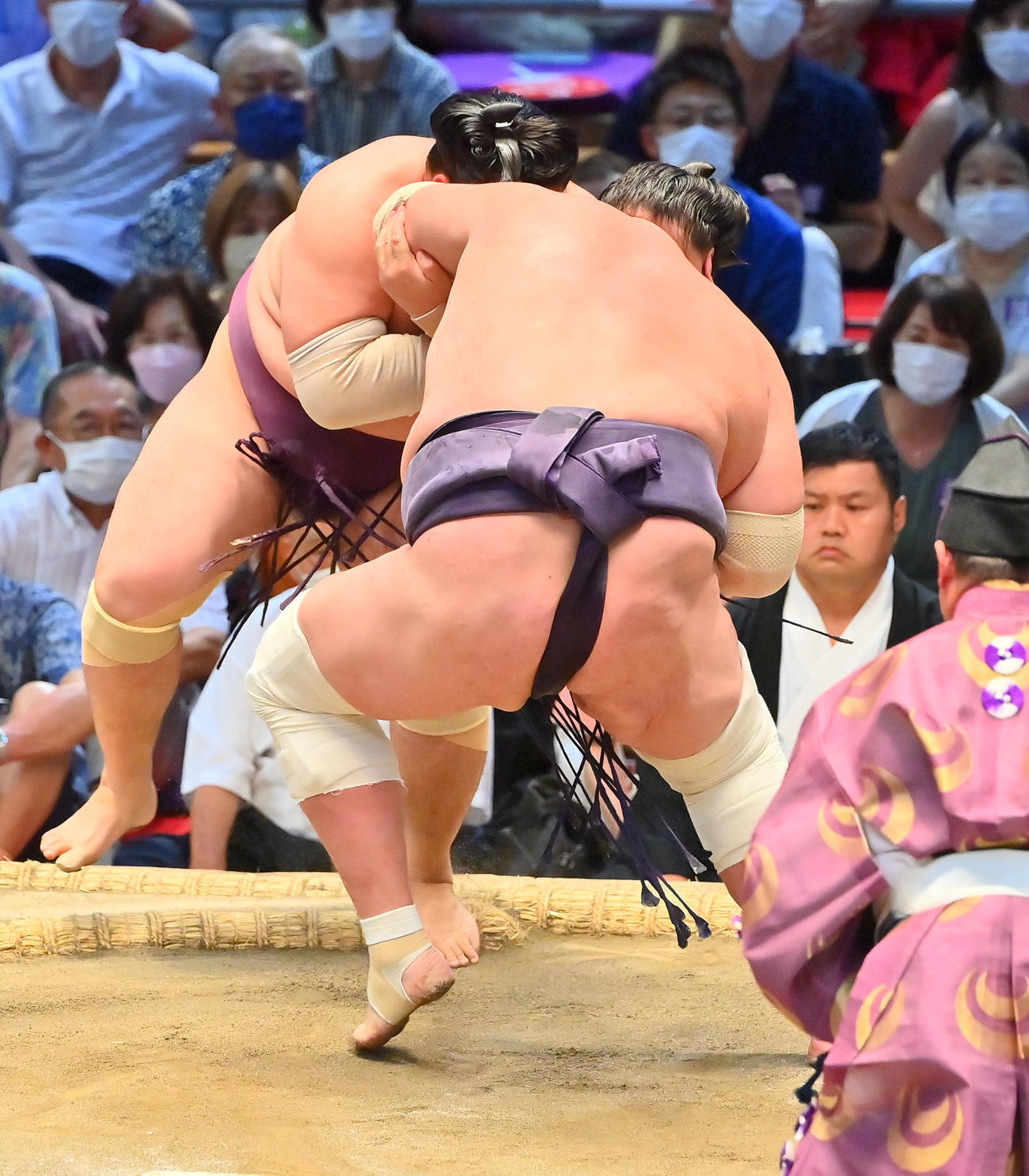 照ノ富士（右）は押し出しで遠藤を破り7勝目をあげる（撮影・和賀正仁）