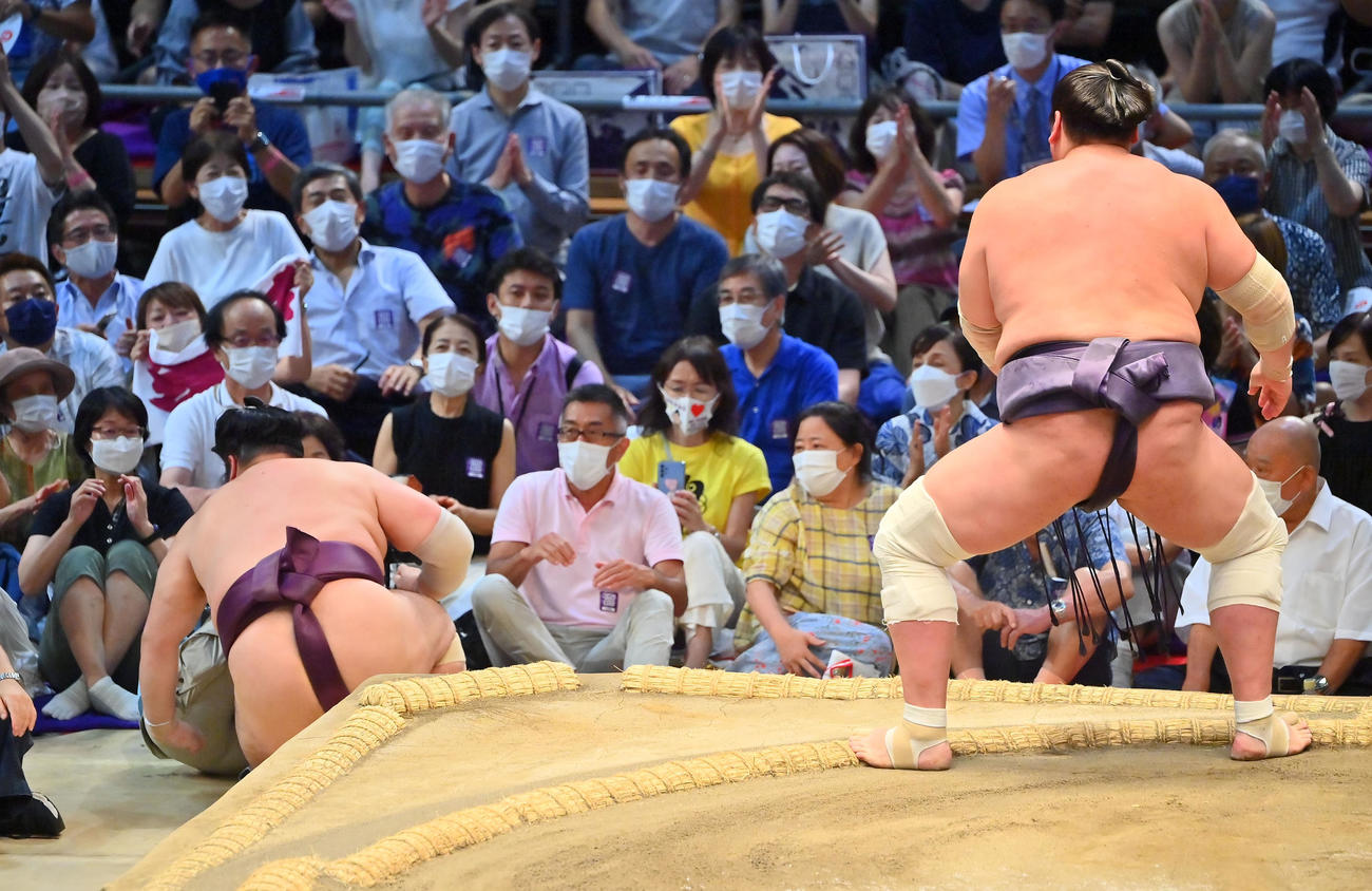 照ノ富士（右）は押し出しで遠藤を破り7勝目をあげる（撮影・和賀正仁）
