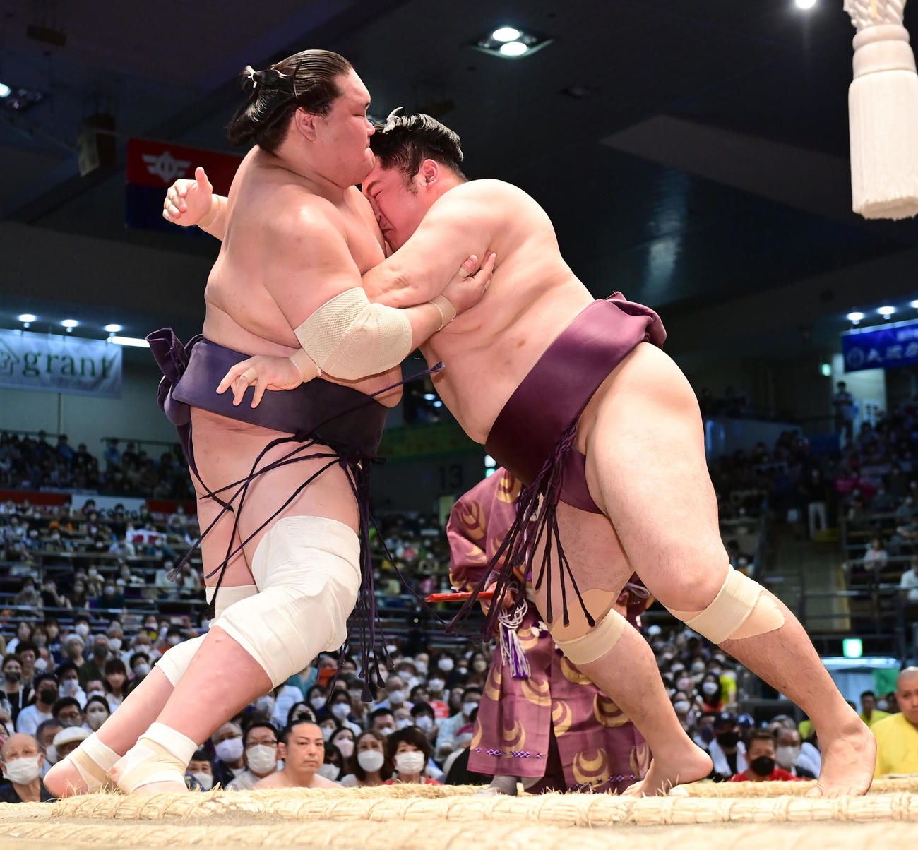 遠藤（右）の攻めを土俵際でこらえる照ノ富士（撮影・小沢裕）