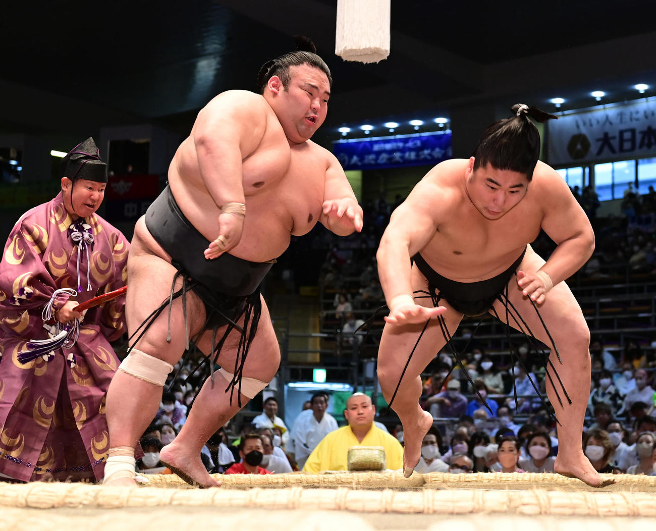 貴景勝（左）は若元春を突き落としで破る（撮影・小沢裕）