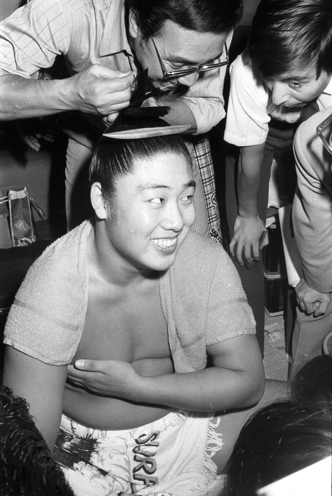 74年9月、新入幕以来4場所連続勝ち越しを決め支度部屋で笑顔がほころぶ東前頭3枚目若三杉（本名・下山勝則、56代横綱若乃花）