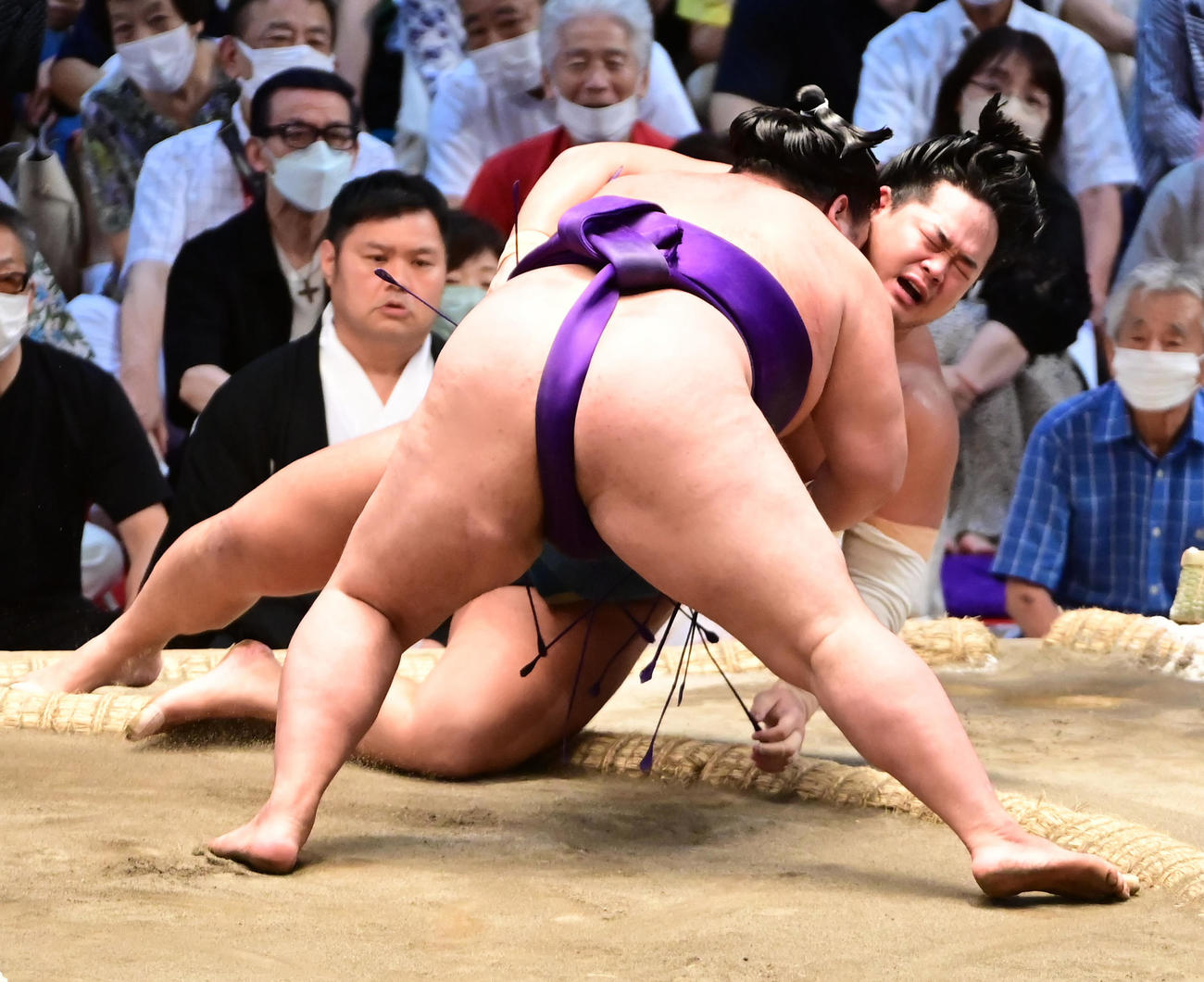 錦富士は明生（手前）に寄り倒しで敗れる（撮影・小沢裕）