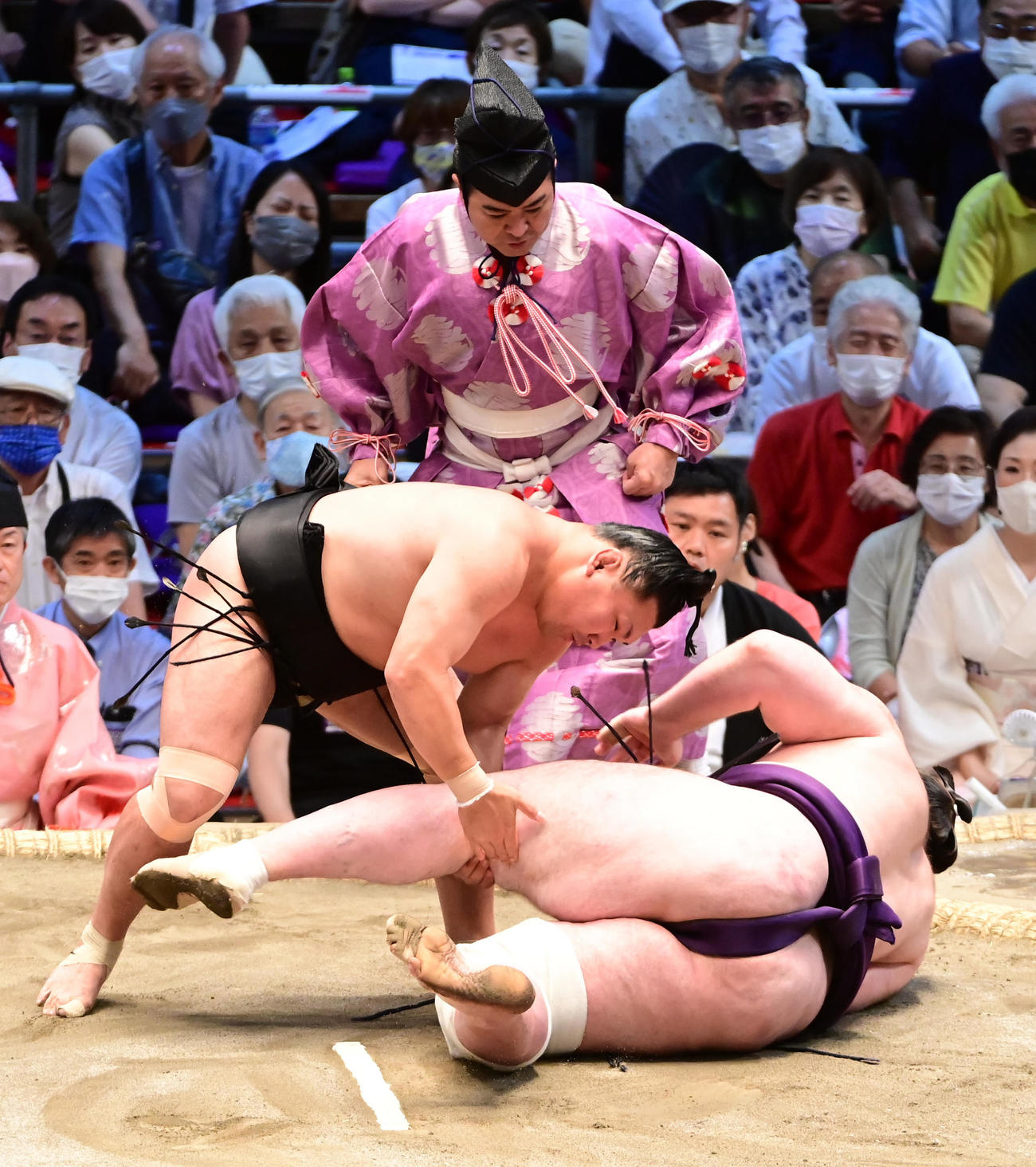 栃ノ心（右）を足取りで破る（撮影・小沢裕）