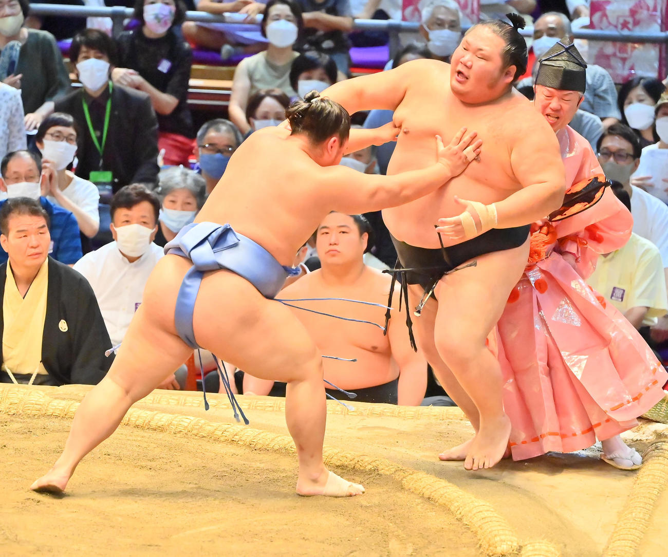 千代大龍（右）を押し出しで破る翔猿（撮影・和賀正仁）