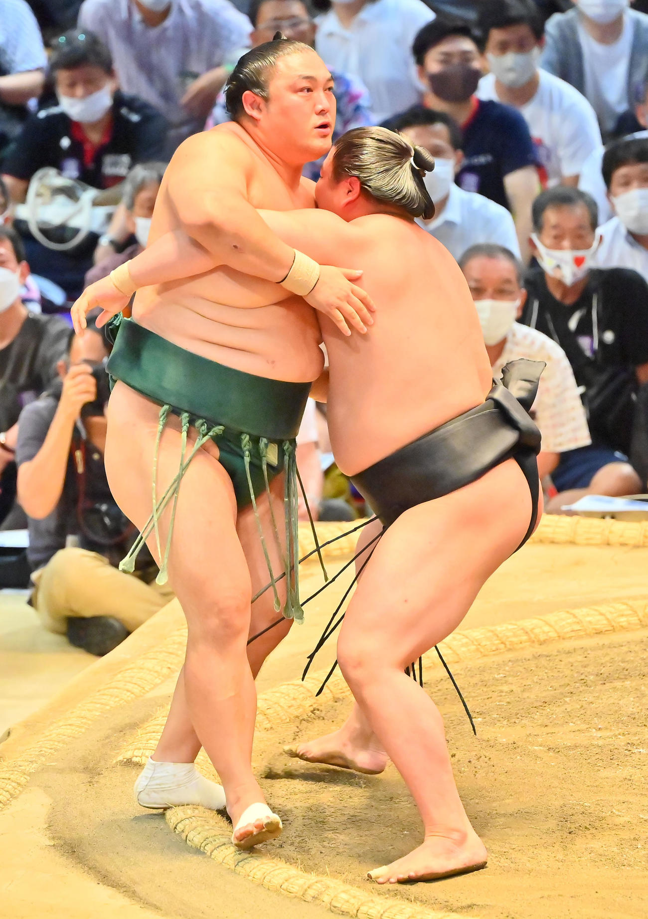 若元春（右）は寄り切りで隠岐の海を破る（撮影・和賀正仁）