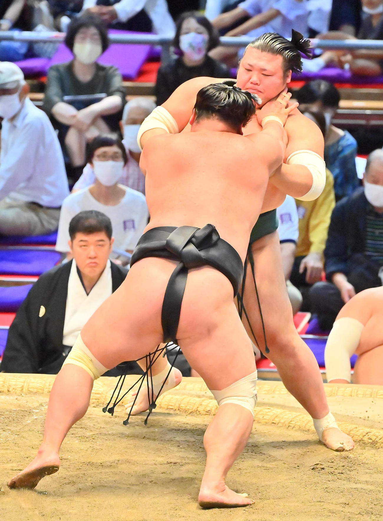 妙義龍（手前）は寄り切りで豊山を破る（撮影・和賀正仁）