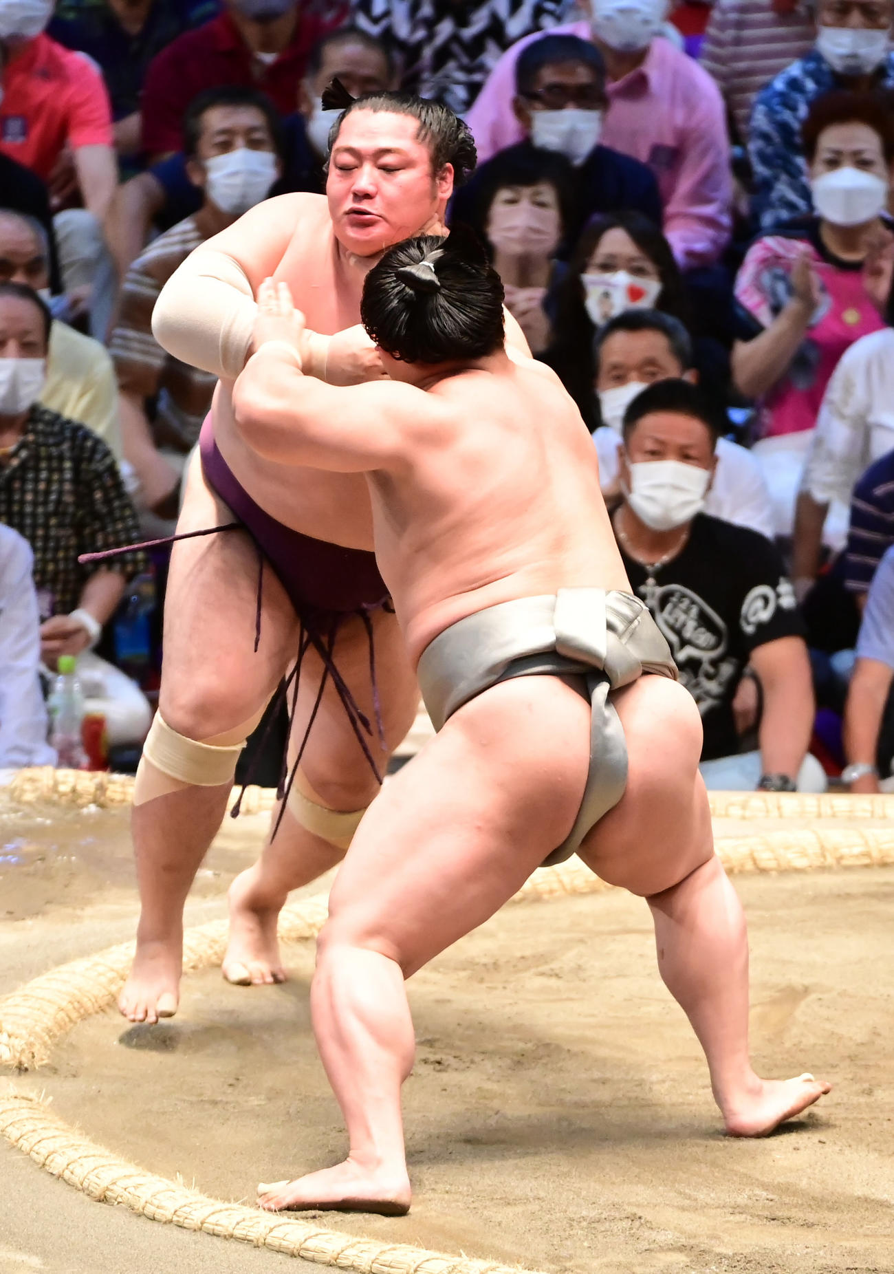 若隆景（右）は遠藤を押し出しで破る（撮影・小沢裕）