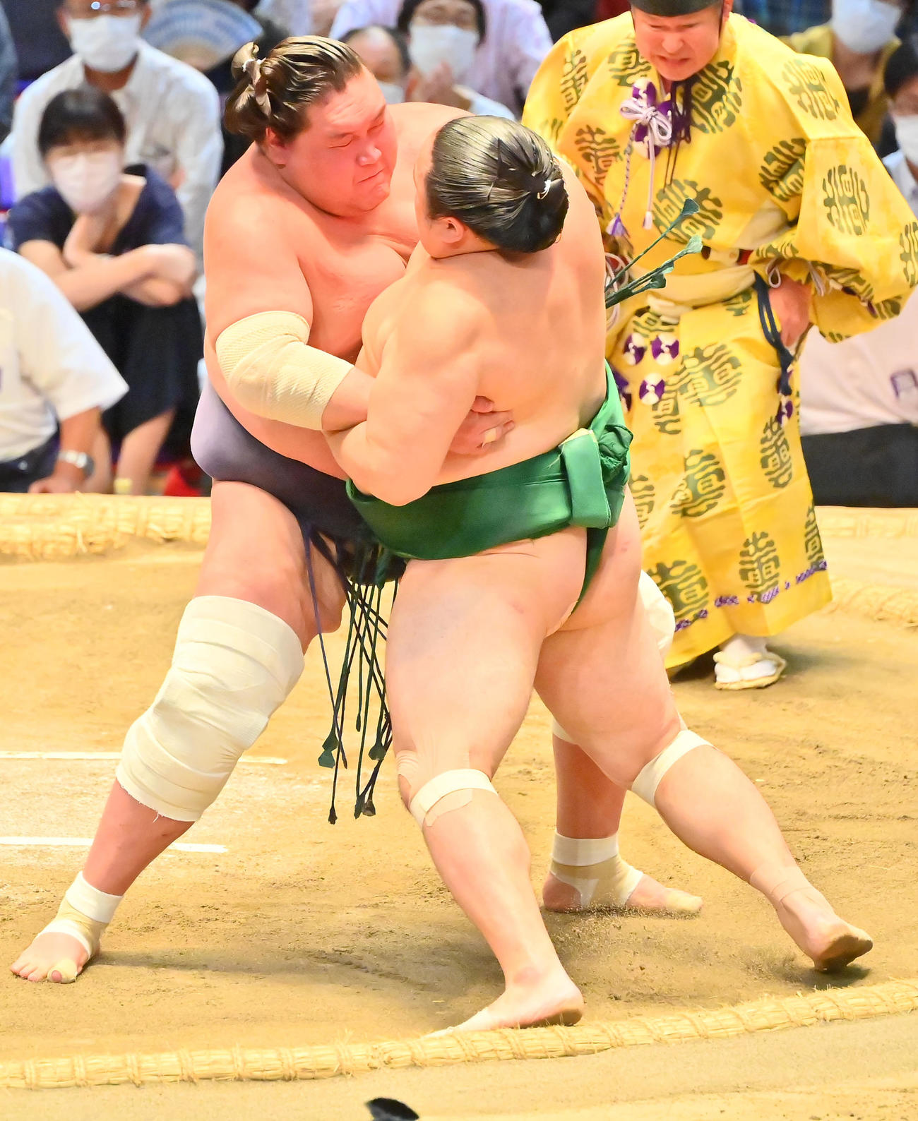 照ノ富士（左）は佐田の海を寄り切りで破る（撮影・和賀正仁）