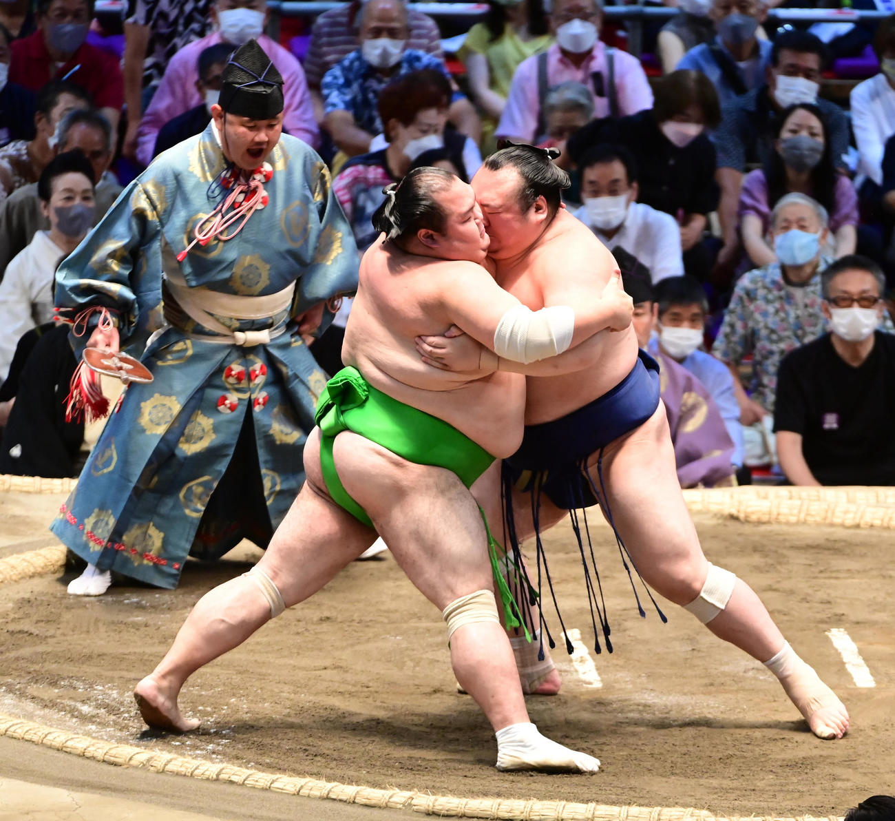 宝富士（右）は千代丸を寄り切りで破る（撮影・小沢裕）