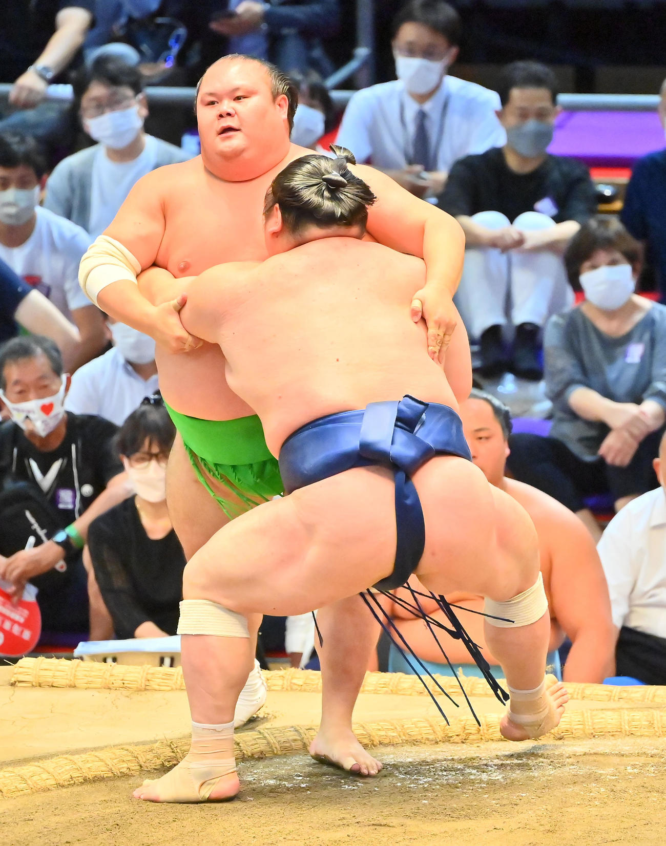 千代丸（左）を寄り切りで破る宝富士（撮影・和賀正仁）