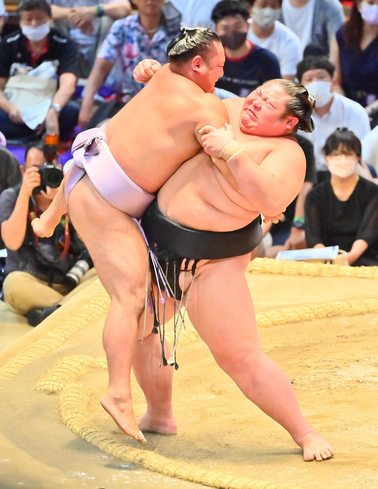 剣翔（右）は琴恵光を寄り切りで破る（撮影・和賀正仁）