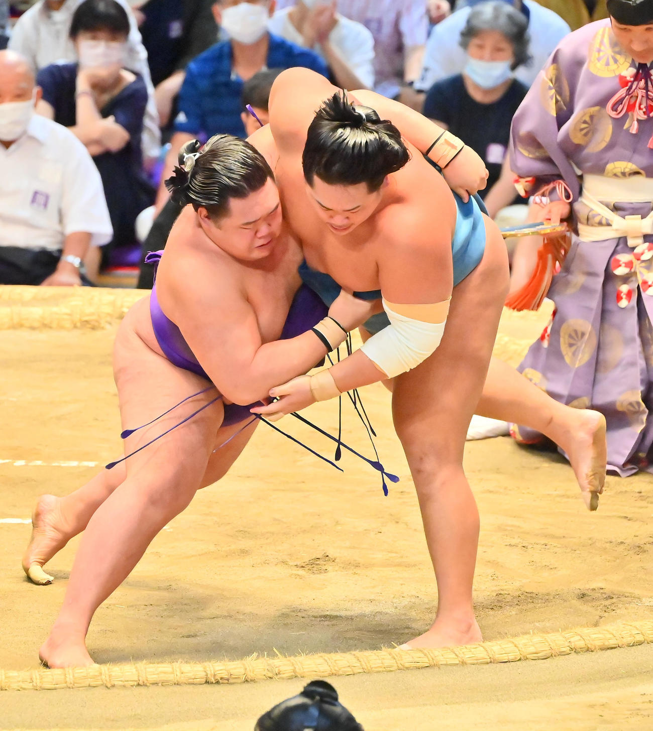 錦富士（右）を寄り倒しで破る明生（撮影・和賀正仁）
