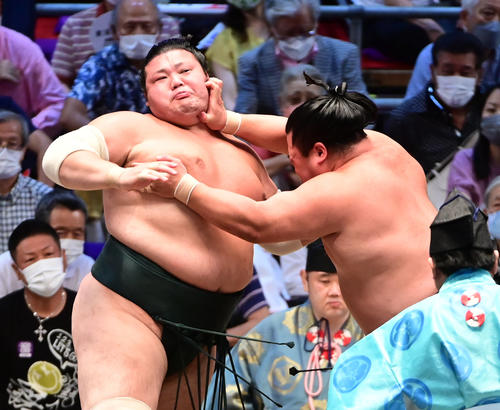 妙義龍（右）の攻めをこらえる豊山（撮影・小沢裕）