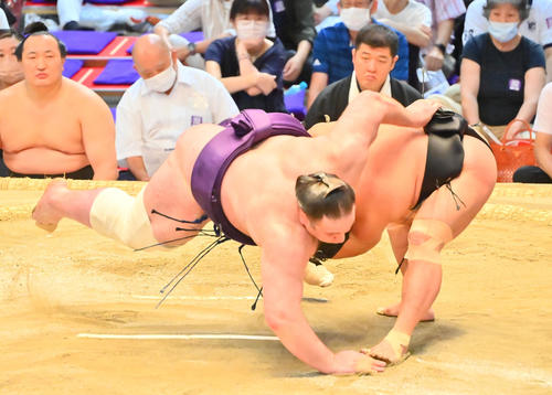 栃ノ心（左）を足取りで破る照強（撮影・和賀正仁）