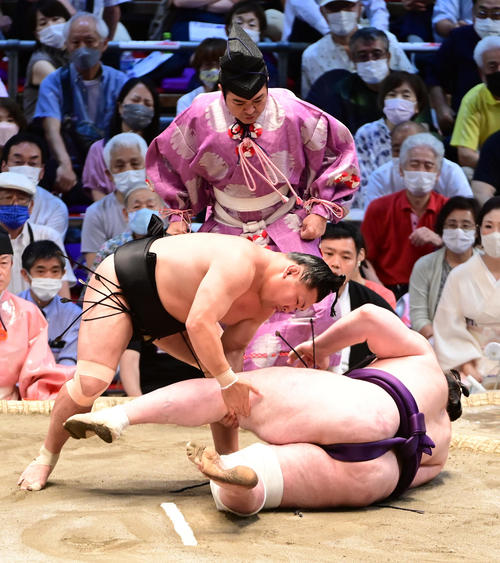 栃ノ心（右）を足取りで破る（撮影・小沢裕）