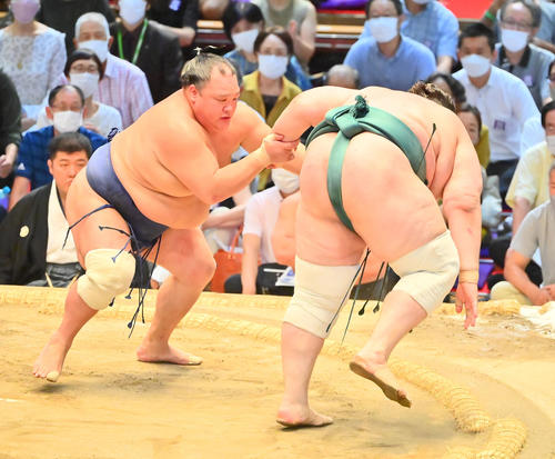 碧山（右）を引っ掛けで破る北勝富士（撮影・和賀正仁）