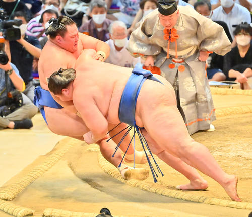 玉鷲（左）を寄り倒しで破る逸ノ城（撮影・和賀正仁）