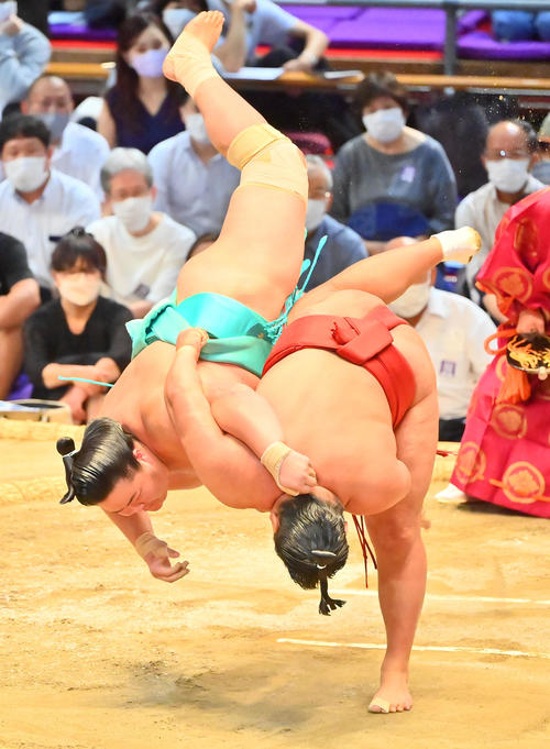 豊昇龍（右）は掛け投げで琴ノ若を破る（撮影・和賀正仁）