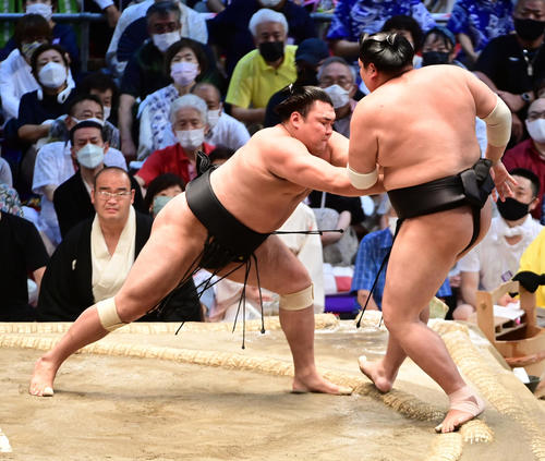 霧馬山（左）は阿炎を押し出しで破る（撮影・小沢裕）