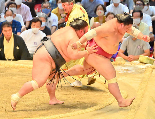 貴景勝（左）は送り出しで大栄翔を破る（撮影・和賀正仁）