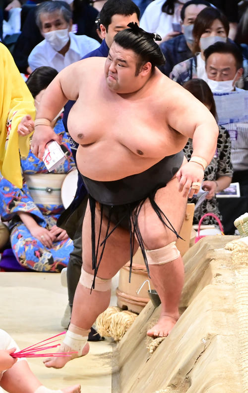 懸賞金を手に土俵を下りる貴景勝（撮影・小沢裕）