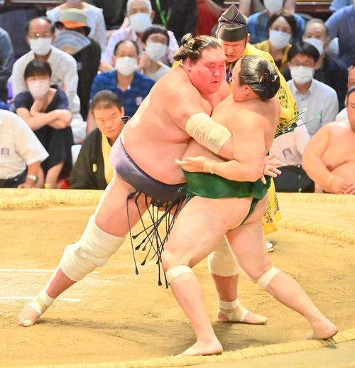 照ノ富士（左）は佐田の海を寄り切りで破る（撮影・和賀正仁）