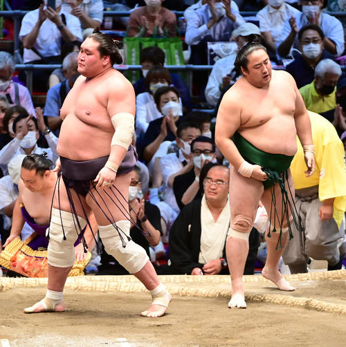 照ノ富士（左）は佐田の海を寄り切りで破る（撮影・小沢裕）