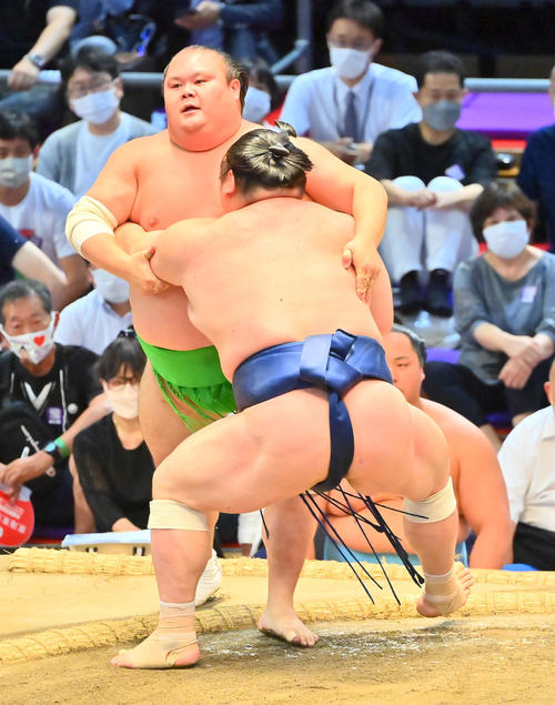 千代丸（左）を寄り切りで破る宝富士（撮影・和賀正仁）