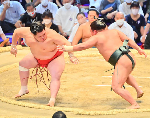 阿武咲（左）を送り出しで破る翠富士（撮影・和賀正仁）