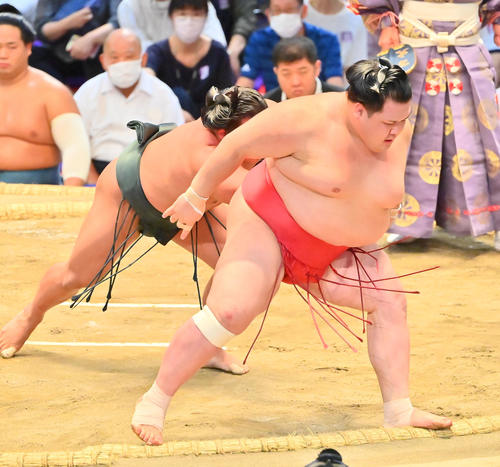 阿武咲（右）を送り出しで破る翠富士（撮影・和賀正仁）