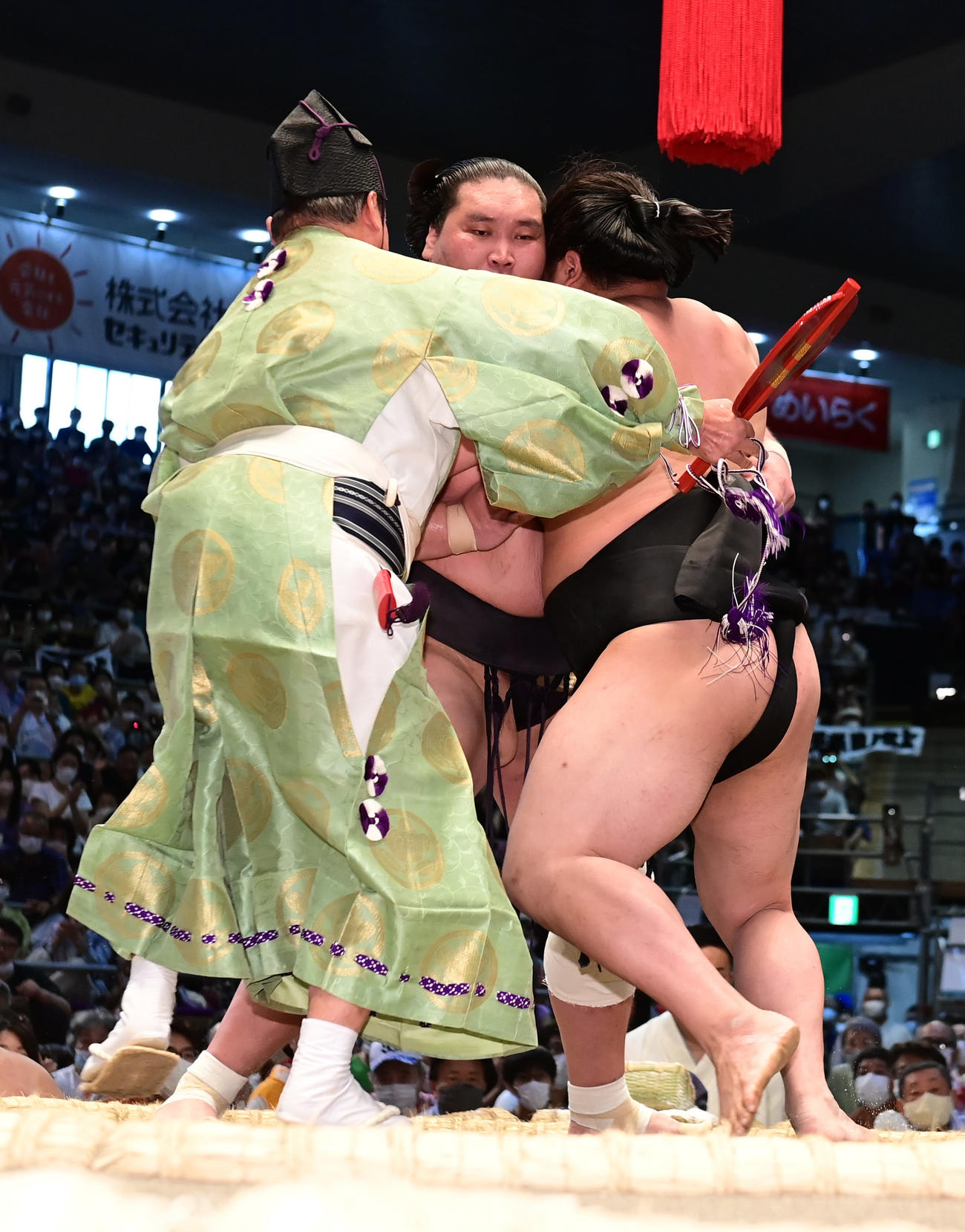 結びの一番で若元春（右）が照ノ富士を土俵際へ攻め込んだ状態で式守伊之助が「まわし待った」を掛けて取組を止めようとする（22年7月17日）