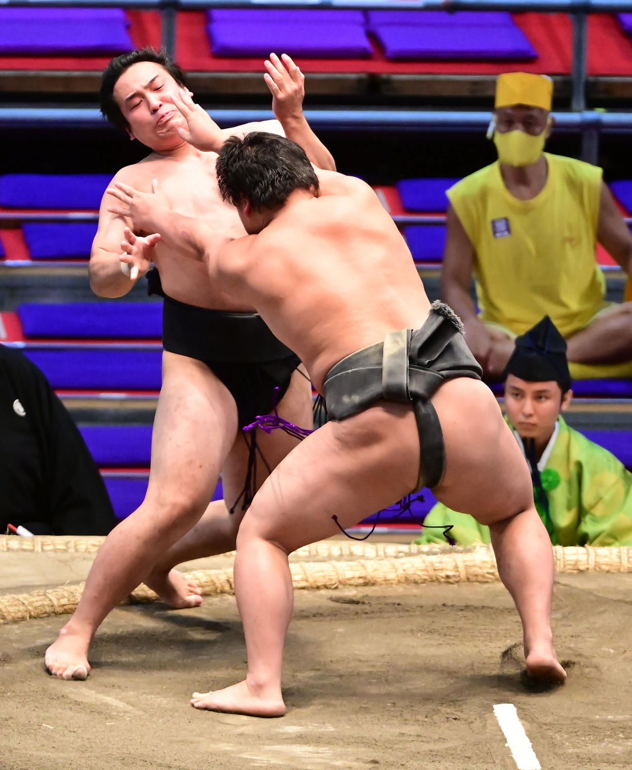 一翔（右）に押し出しで敗れる須山（撮影・小沢裕）