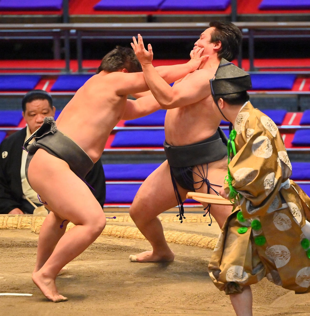 一翔（左）に押し出しで敗れる須山（撮影・和賀正仁）
