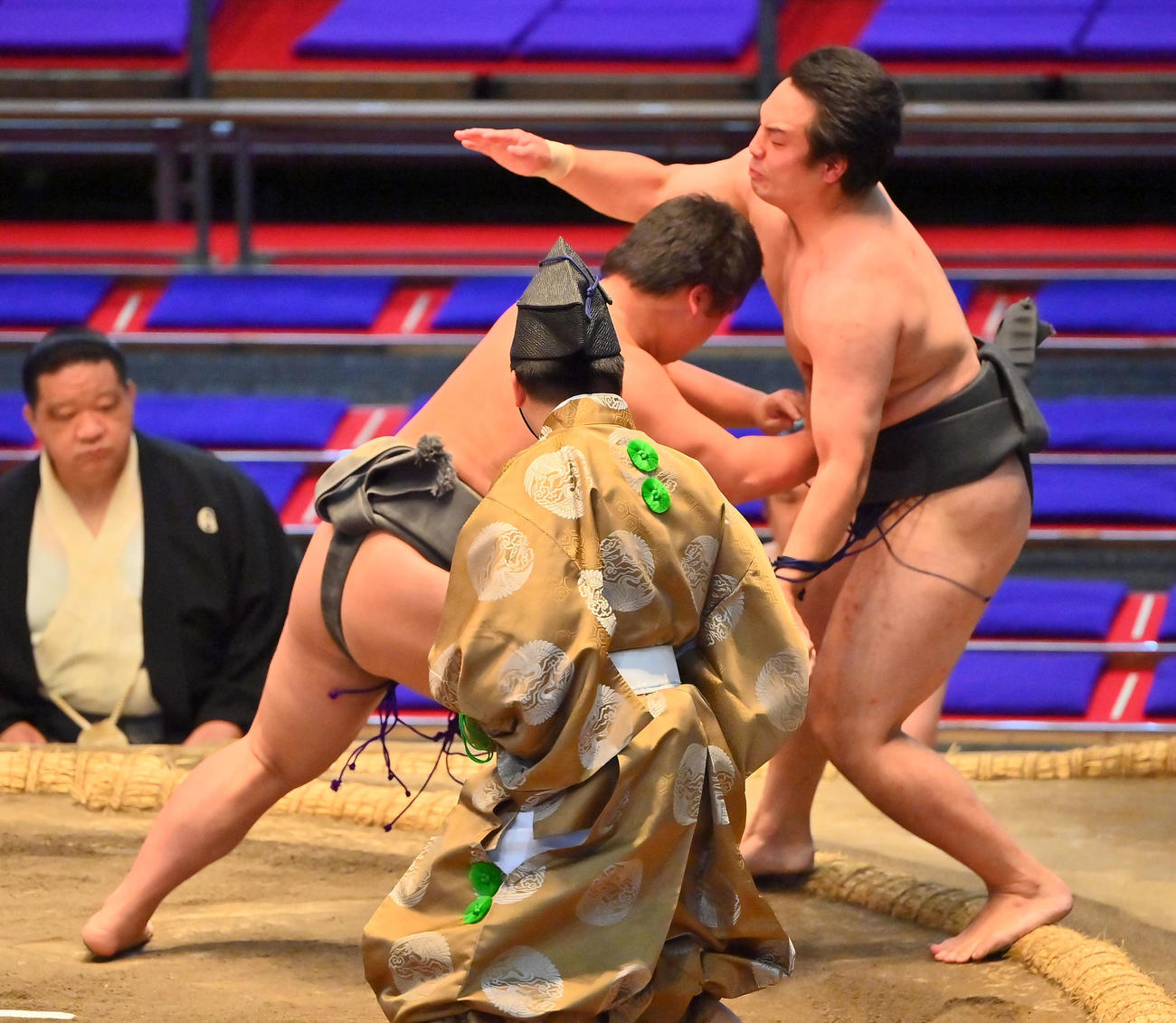 一翔（左）に押し出しで敗れる須山（撮影・和賀正仁）