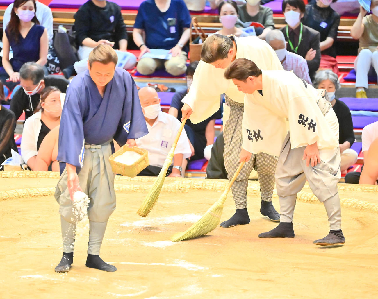 天空海と大翔鵬の取り組みで血が落ち、掃除される土俵（撮影・和賀正仁）