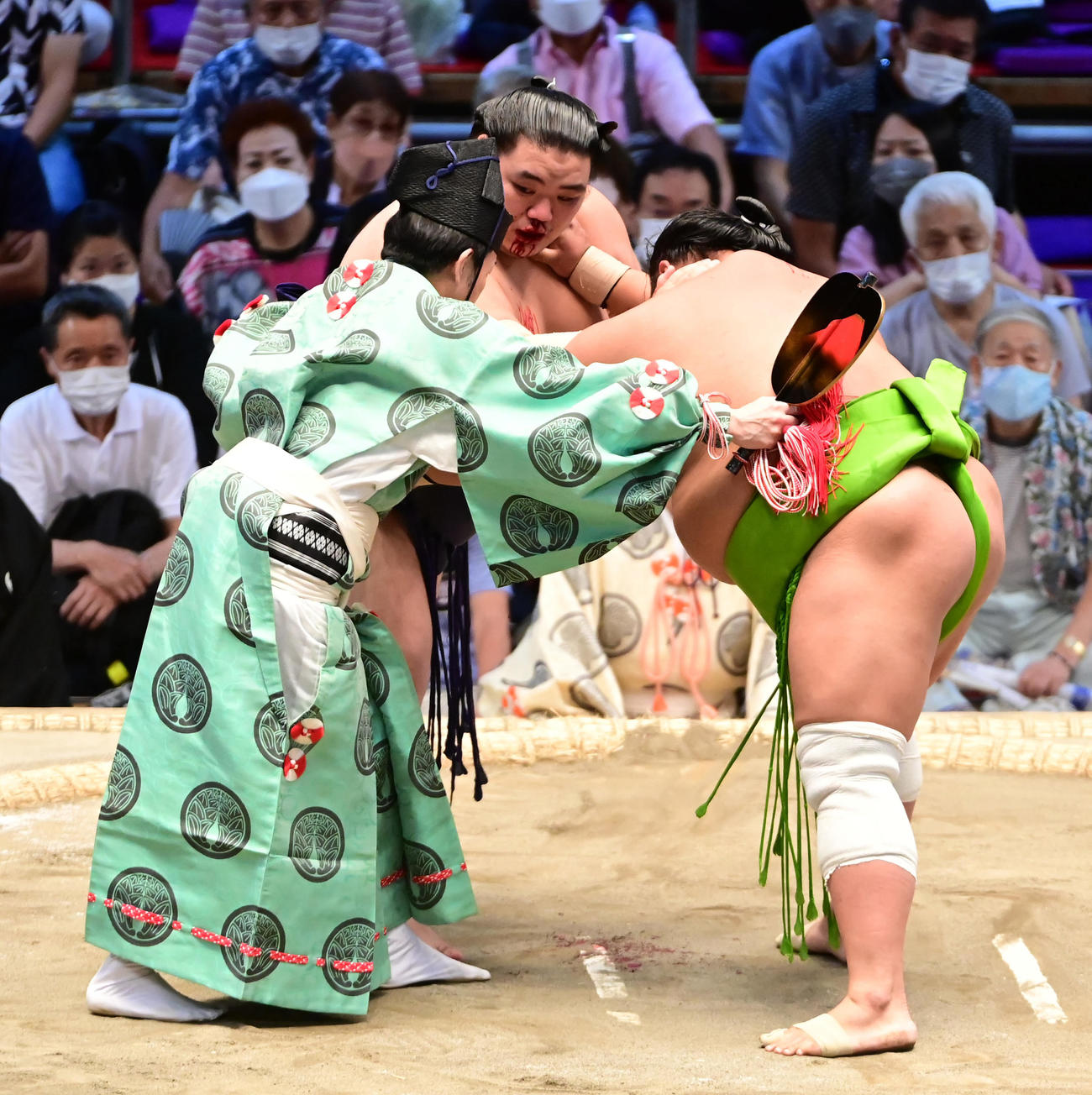 鼻から流血する大翔鵬（中央）と天空海の一番に待ったをかける行司の式守鬼一郎（撮影・小沢裕）