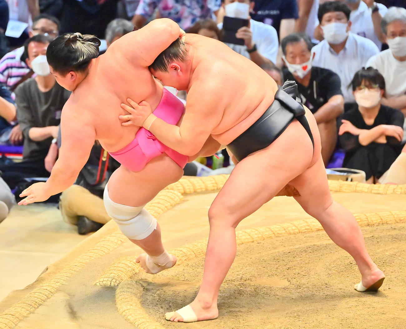 宇良（左）を寄り倒しで破る正代（撮影・和賀正仁）