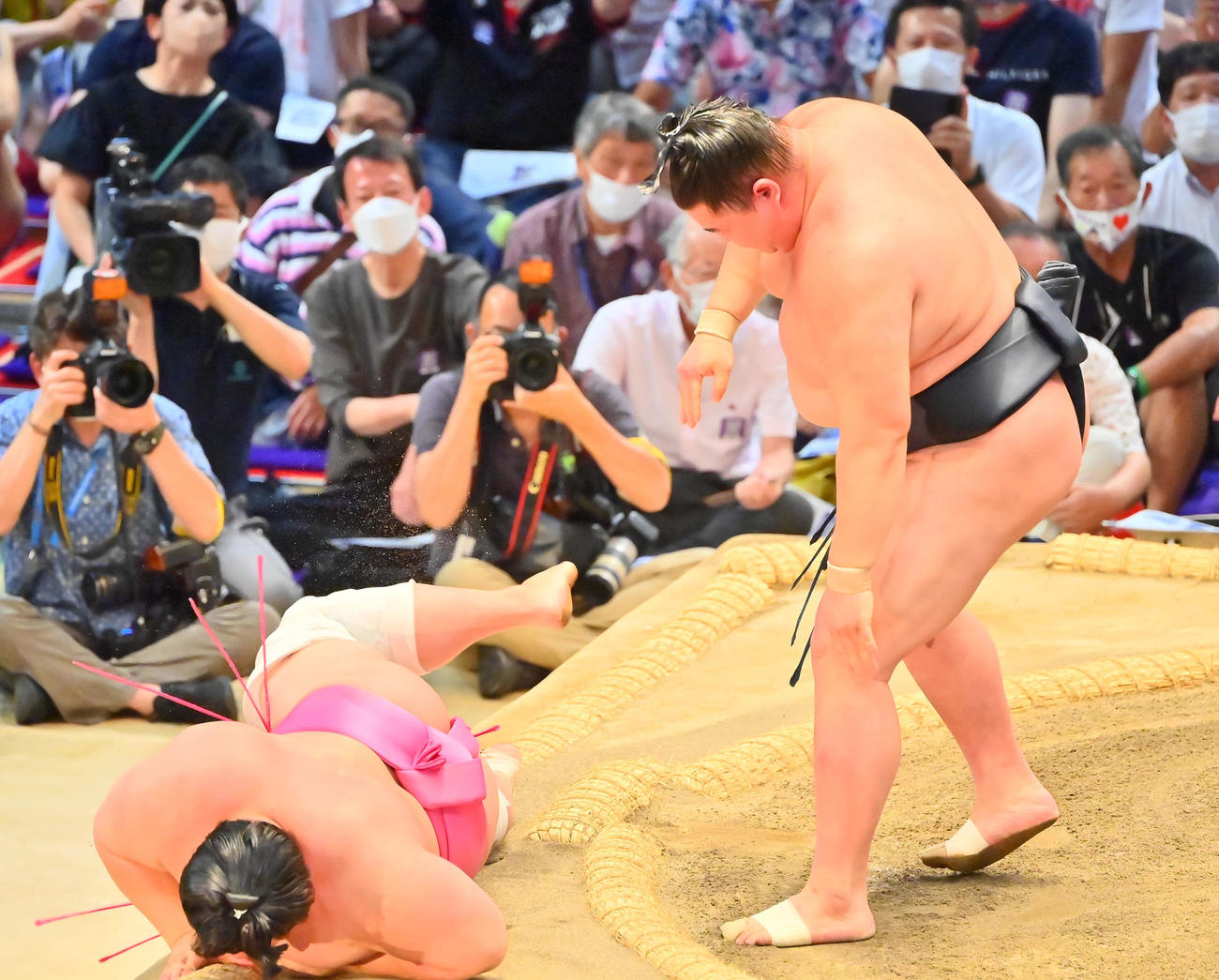 宇良（左）を寄り倒しで破る正代（撮影・和賀正仁）