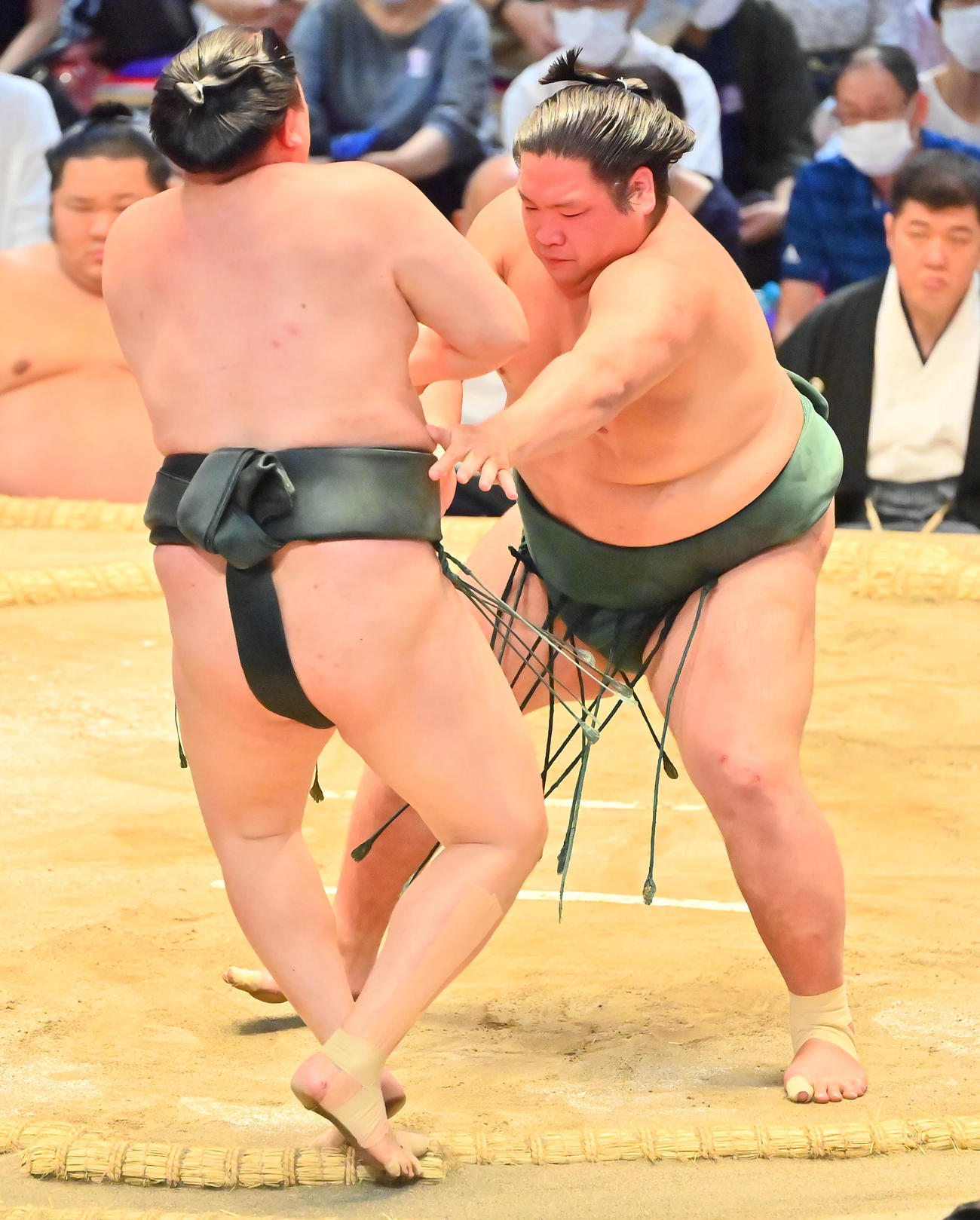 千代翔馬（左）を押し出しで破る錦木（撮影・和賀正仁）