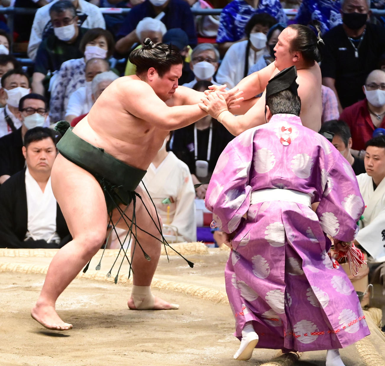 錦木（左）は押し出しで千代翔馬を破る（撮影・小沢裕）