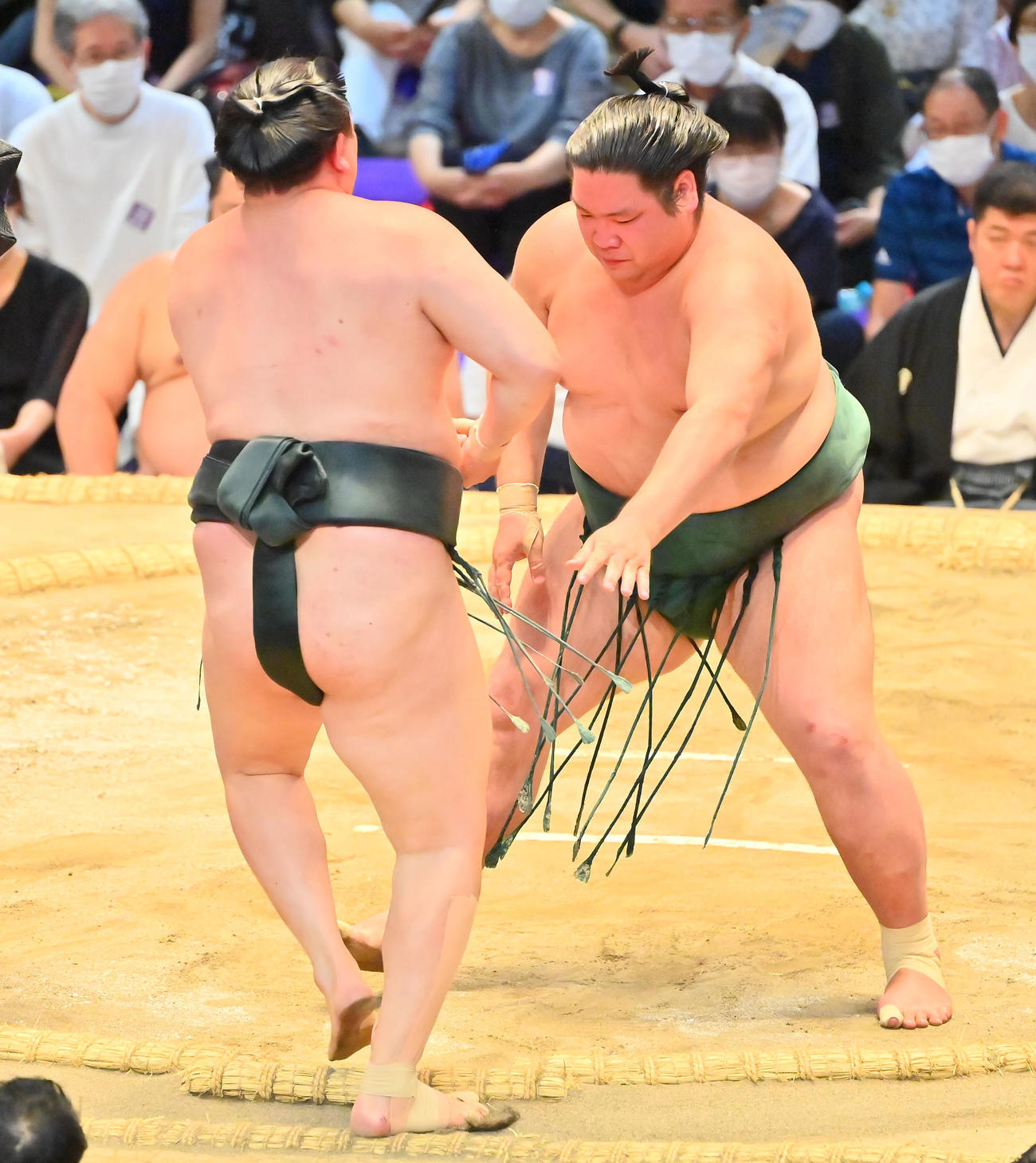 千代翔馬（左）を押し出しで破る錦木（撮影・和賀正仁）