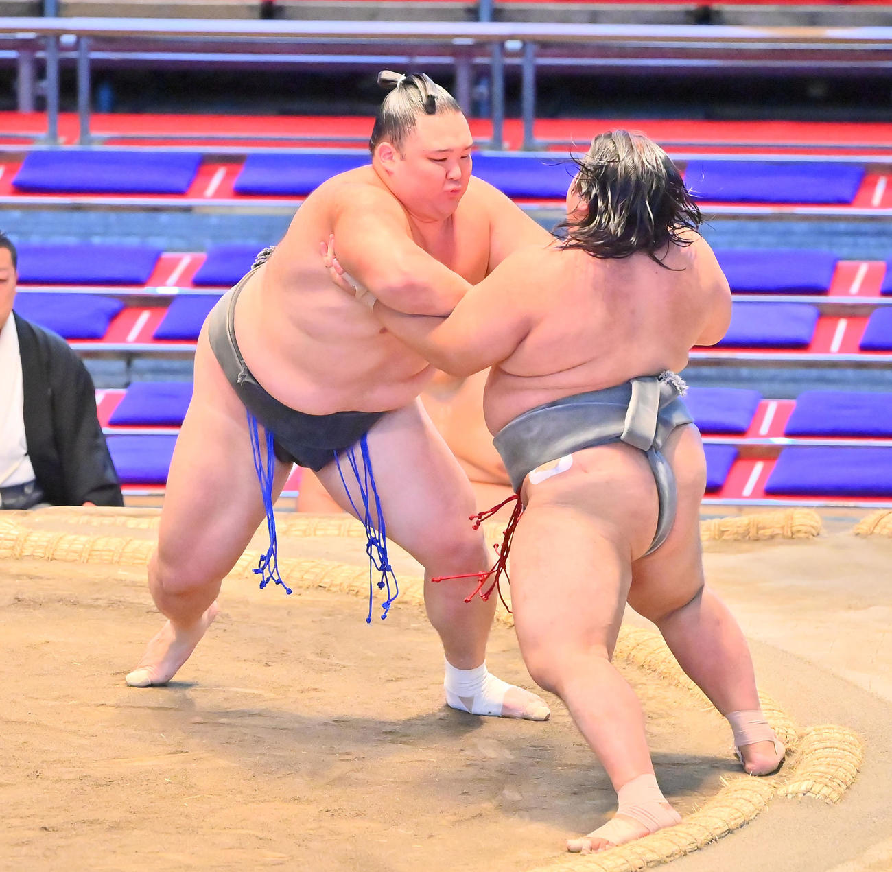 勝呂（右）を押し出しで破る朝乃山（撮影・和賀正仁）
