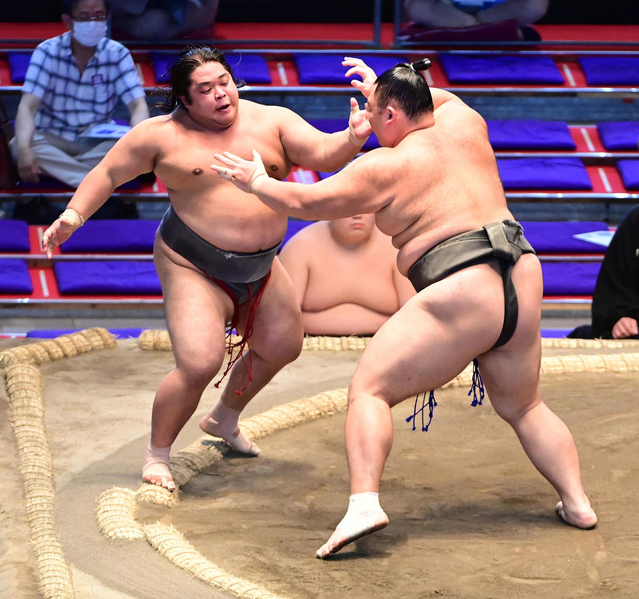 朝乃山（右）は勝呂を押し出しで破り6連勝を飾る（撮影・小沢裕）