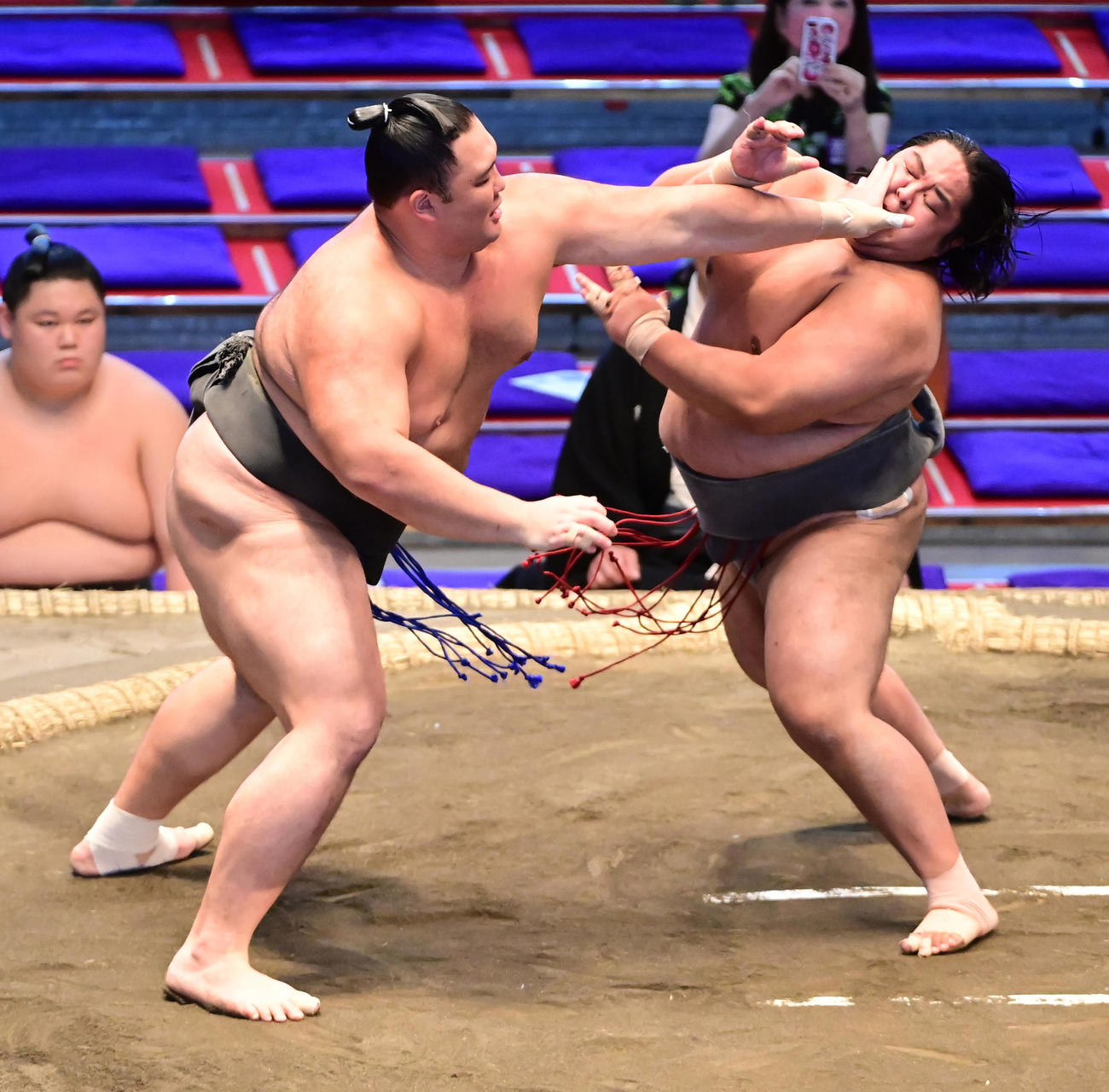 勝呂（右）を突き押しで攻める朝乃山（撮影・小沢裕）