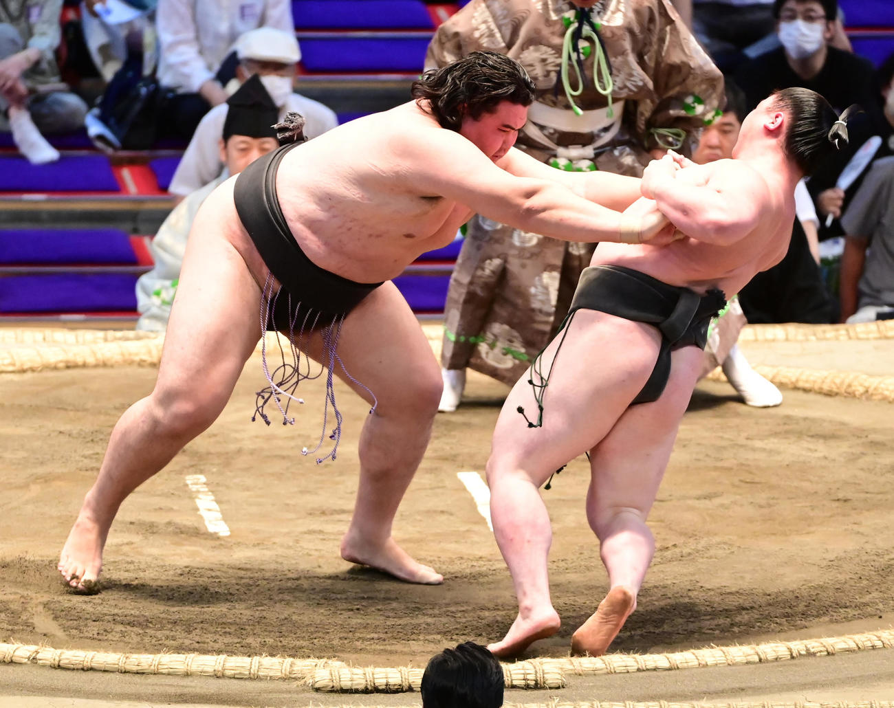 時疾風（右）を突き倒しで破る金峰山（撮影・小沢裕）