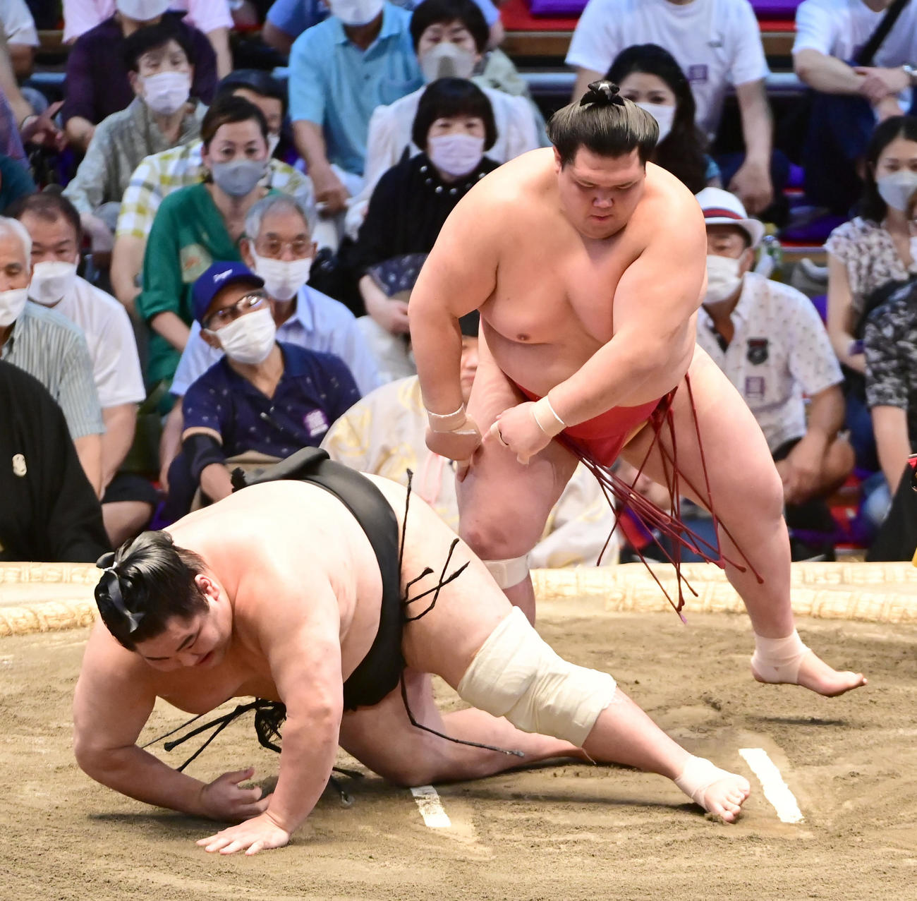 阿武咲（右）は突き落としで大奄美を破る（撮影・小沢裕）