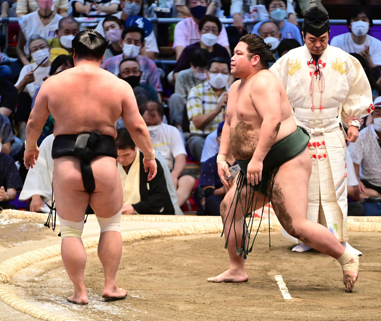 錦木（右）は妙義龍にはたき込みで敗れる（撮影・小沢裕）