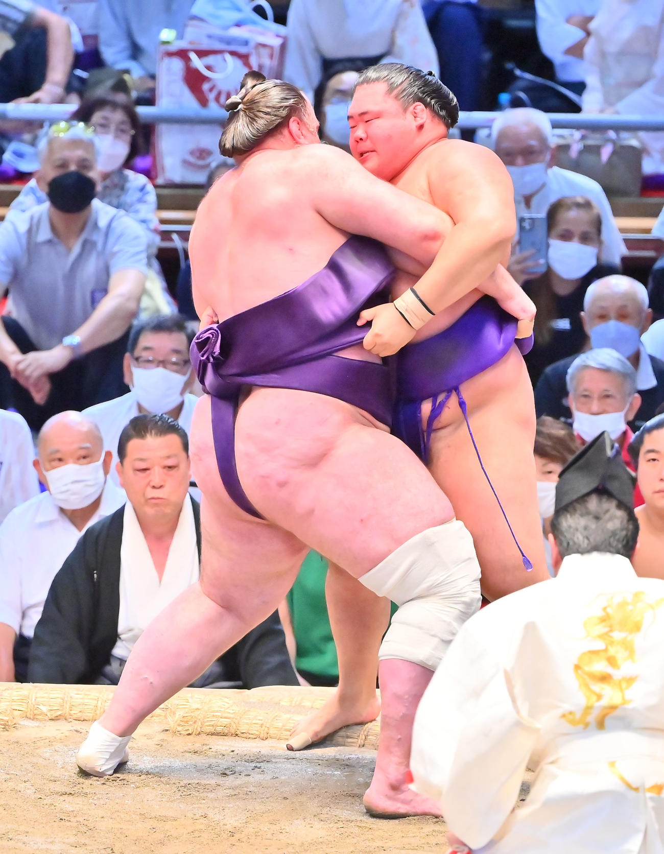 栃ノ心（左）は寄り切りで明生を破る（撮影・和賀正仁）