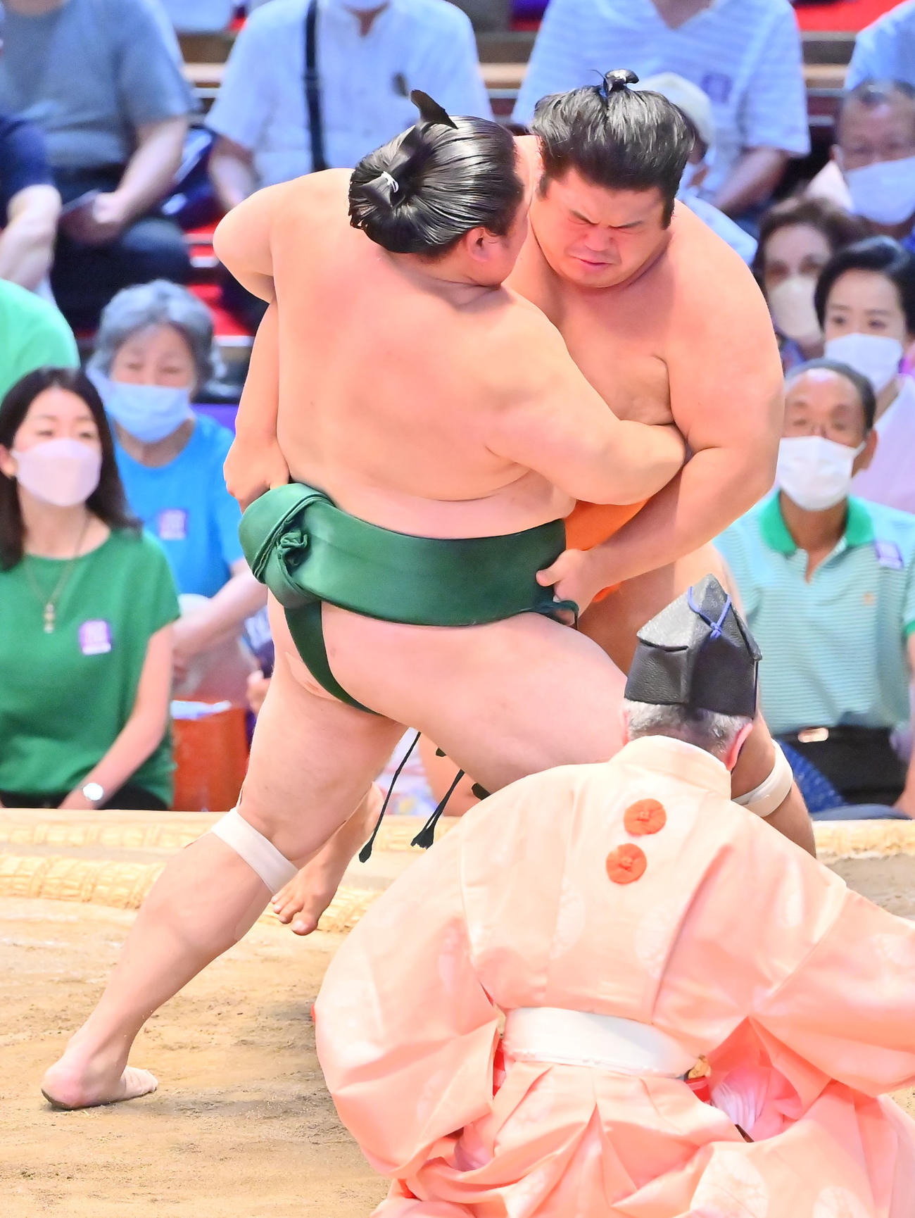 志摩ノ海（右）を寄り切りで破る佐田の海（撮影・和賀正仁）